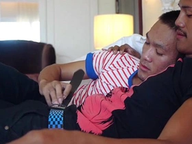 亚洲嫩男Daniel与Guy无套肛交 young man to young man despotic asian delighted lovemaking videos