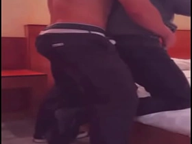 几杯酒下肚说服运动型直男尝鸡巴 asian mature gay sex videos