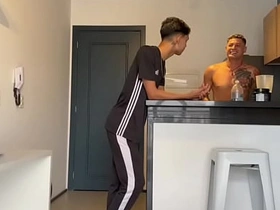 训练时认识的猛男被我骑在身下 asian best gay intercourse videos