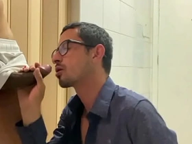 干到兴起把受的衣服撕烂，他穿着内裤跑了 boys sex videos asian gay site