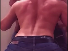 我在健身房厕所夺走了我健身兄弟的处男 hd sex videos gay asian