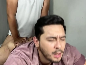 趁他老婆睡着...继父在房间里把我当婊子干 - 同志乱伦 无套内射肛交 gay sex videos in asian gay site