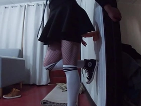 穿迷你裙的Chico从肛门拳交入门，塞进他的新巨型假阳具 gay sex videos new asian