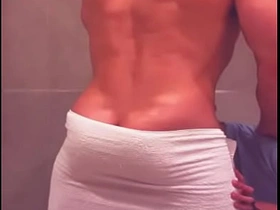 看到哥们从酒吧回来洗澡 忍不住冲进淋浴间跟他搞 gay sex videos asian in the air twitter