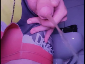 小白脸在厕所撒尿后舔自己的尿 real asian gay sex videos