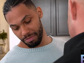 地下男孩 - 发情的托尼爬向布洛克鼓胀的裤裆 asian hostel boys gay sex videos