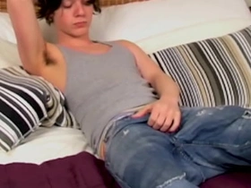 HomoEmo：情绪摇滚骚货桑迪·詹金斯在床上撸硬屌 asian uncle gay sex videos twitter