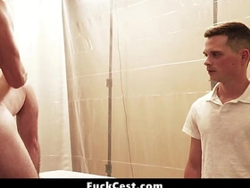 那男人毫不掩饰他青筋暴起的勃起鸡巴 - 乱伦性交 letest asian gay sex videos