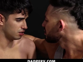 继子让继父抚弄他的鸡巴 任由其掌控 - 老爸变态 asian handsome man gay sex videos