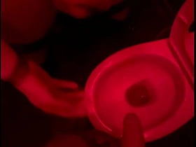 业余小帅哥在俱乐部厕所看朋友撒尿，伸手帮忙然后自己硬了... asian+gay+sex+videos