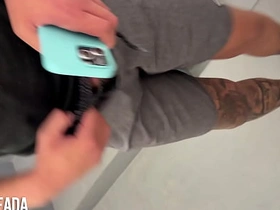 在健身房回来的路上在楼梯间给朋友口交 gay sex videos asian gay