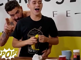 TWINKPOP - 嫩仔乔伊·米尔斯用打发奶油和糖粒装饰克里斯·该死的鸡巴 变成美味点心 asian gay sex hd videos