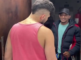 收货时让快递员上楼 他用肉棒当报酬还射了我满嘴 asian gay site.com sex videos