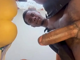 老爹边吐口水边用飞机杯撸他那根大屌，最后射了 asian gay blowjob sex videos