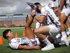 第一次无套群P和足球队友训练后乱搞 asian gay sex videos daddy