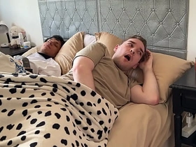 别出声，别让你继兄发现！- 与大鸡巴纹身拉丁小鲜肉3P old admass gay sex videos asian