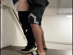 楼道贱货求楼梯间挨操，老子如她所愿狠狠干了 asian sexy gay sex videos