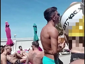 泳池边的口交盛宴：我的鸡巴是2025 Grabbys周末的主角！ watching hot asian gay sex videos