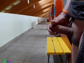 我在公共更衣室撸我厚包皮鸡巴，差点被抓到两次。 cute asian joyful sex videos