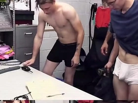 变态警官Donovan Cox和Jeremiah Cruze勾引两名性感小偷玩禁忌四P - 年轻罪犯 hot gay sex videos for asian