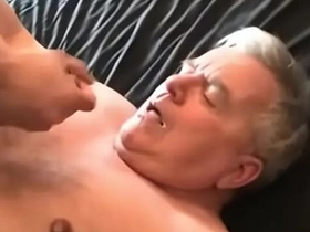 年轻亚裔射精在老爹脸上 sex videos asian elated site com