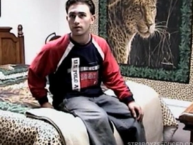 Vinnie给毛茸茸直男Paulie吹箫 asian gay guys sex videos