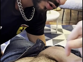 发现邻居儿子的鸡巴大得惊人 asian viral gay sex videos