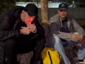 哥们在球场喝酒结果搞起基来，突然冒出个流浪汉让一切更有意思了 asian gay sex videos viral