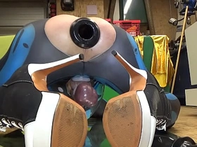 Extremeslut66 戴着隧道塞放屁，同时往屁眼里塞一根长假阳具 asian gay carnal knowledge videos asiangaysite