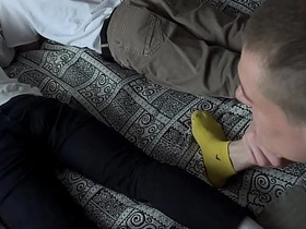 瘦仔带朋友来家玩——趁他们打游戏时，他和继父把他们全干了 male gay sex videos asian