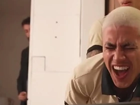 我在办公室搞同事被老板监控看到，这骚货忍不住加入了——免费看 gay sex everywhere asian soldiers videos