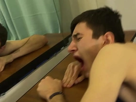 可爱摔跤少年训练时发情，直接在地板上开干——最后射进对方嘴里 asian cheerful lovers sex videos