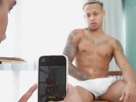 叫兄弟来拍照 结果他把我鸡巴嗦到射精 gay coitus in asian army videos