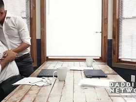 加班时间被他压在身下 sex xxx videos asian gay