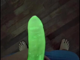 我试了霓虹避孕套 - 看它在黑暗中发光 asian delighted with the addition of delighted sex videos