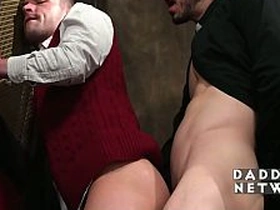 神父的淫穴新世界，展开了 north asian gay sex videos