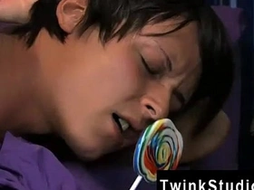 大屁股亚洲基佬电影 这个超级萌货边吃边 asian popular teen hd gay coitus videos